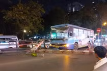 Clip: Xe buýt đâm đổ cột giới hạn trên cầu vượt Thái Hà