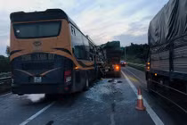 Xe khách đâm đuôi xe đầu kéo, hàng chục khách náo loạn trên cao tốc