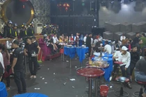 Hàng trăm nam, nữ nhảy múa điên loạn trong quán bar