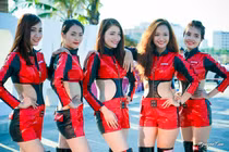 Dàn hot girl chân dài bên mô tô “khủng” gây chú ý