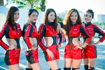 Dàn hot girl chân dài bên mô tô “khủng” gây chú ý