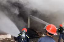 Cận cảnh 100 chiến sĩ dập lửa vụ cháy quán bar ở Đà Nẵng