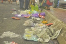 Sau đại tiệc pháo hoa, bạn trẻ mướt mồ hôi nhặt rác