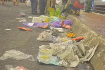 Sau đại tiệc pháo hoa, bạn trẻ mướt mồ hôi nhặt rác