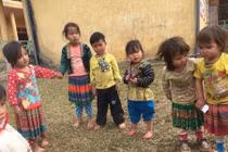 Xót lòng trẻ vùng cao áo cộc chân trần trong rét cắt da