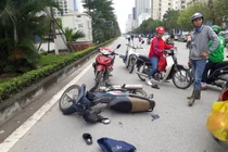 Nam phóng viên dùng xe máy ngăn cản hai tên cướp đang bỏ chạy