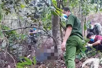 Phát hiện thi thể đang phân hủy nằm úp mặt xuống đất