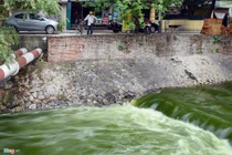 Sông Tô Lịch đổi màu lạ lẫm khiến hàng triệu người dân Hà Nội bất ngờ