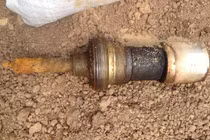 Đào móng làm nhà, tá hỏa phát hiện bom "khủng" nguyên ngòi nổ