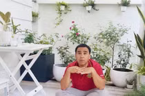 MC Quyền Linh khoe bộ sưu tập dép tổ ong đủ mà trong biệt thự triệu đô