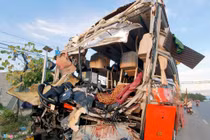 Đầu xe khách Phương Trang nát bét, hành khách la hét hoảng loạn 