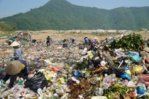 Phóng viên VTC bị bảo vệ khống chế, dọa giết ở bãi rác