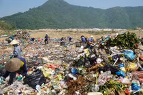 Phóng viên VTC bị bảo vệ khống chế, dọa giết ở bãi rác