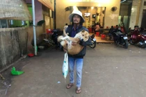 Thương cảm ông lão mù trúng xổ số độc đắc vẫn phải đi bán từng tờ vé số