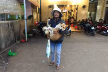 Thương cảm ông lão mù trúng xổ số độc đắc vẫn phải đi bán từng tờ vé số