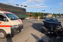 Ôtô Mazda 6 tông xe cấp cứu, nữ y tá văng xuống đường