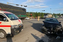 Ôtô Mazda 6 tông xe cấp cứu, nữ y tá văng xuống đường