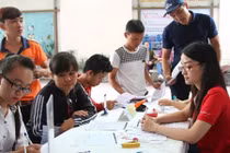 Tân sinh viên 'hoa mắt' với các khoản phụ phí khi nhập học