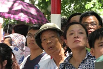 Cảm động những ánh mắt phụ huynh ngóng chờ thí sinh