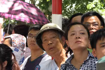 Cảm động những ánh mắt phụ huynh ngóng chờ thí sinh