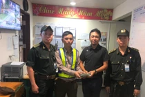 Du khách Trung Quốc bỏ quên 700 triệu ở bãi đỗ xe sân bay