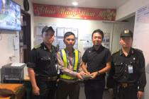 Du khách Trung Quốc bỏ quên 700 triệu ở bãi đỗ xe sân bay