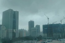 Video: “Lốc xoáy” bất thường ở Hà Nội, rác bụi tung trời