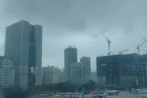 Video: “Lốc xoáy” bất thường ở Hà Nội, rác bụi tung trời