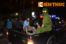 Cảnh sát nổ súng khống chế thanh niên ôm bình gas cố thủ