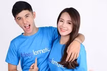 Hot girl Việt, hot boy Ukraine diện đồng phục tân sinh viên