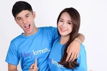 Hot girl Việt, hot boy Ukraine diện đồng phục tân sinh viên