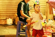 Mặt nạ trung thu giá rẻ khiến nhiều trẻ khó thở, mẩn ngứa