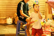 Mặt nạ trung thu giá rẻ khiến nhiều trẻ khó thở, mẩn ngứa