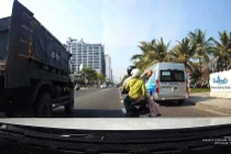 Thanh niên đi xe máy ném gạch vỡ kính xe tải khai gì?