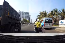 Thanh niên đi xe máy ném gạch vỡ kính xe tải khai gì?