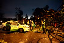 Giây phút kinh hoàng giông lốc cuốn cây đổ đè bẹp ôtô