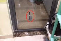 Kinh hoàng dao rơi vào ban công chung cư tầng 8 vỡ cửa kính... không người nào nhận lỗi