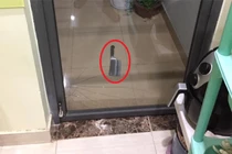 Kinh hoàng dao rơi vào ban công chung cư tầng 8 vỡ cửa kính... không người nào nhận lỗi