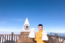 Giới trẻ thích thú nặn hình tuyết trên đỉnh Fansipan