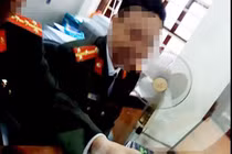 Ngã giá tại phòng quản lý xuất nhập cảnh