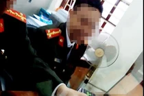 Ngã giá tại phòng quản lý xuất nhập cảnh