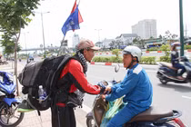 Thầy giáo đi bộ xuyên Việt “hướng về Biển Đông” đã đến TP HCM