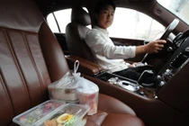 Thiếu gia chơi ngông đi giao cơm hộp bằng xe Bentley