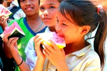 Dưa hấu từ thiện và những nụ cười ấm lòng người