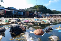 Kinh hoàng rác khắp bờ biển Việt Nam