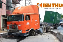 Conainer nổ lốp "ủi bay" dải phân cách trên quốc lộ