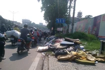 Ngán ngẩm cảnh rác thải bủa vây đường phố ở đô thị lớn nhất nước