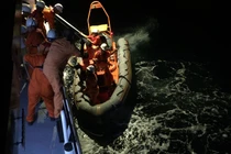 Cứu 11 thuyền viên trên tàu chở 1.600 tấn gạch sắp chìm