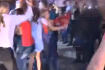 Chết đứng vì nữ phóng viên bị tấn công, xé quần áo