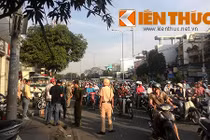 Người đàn ông lao xe lên vỉa hè rồi lăn ra chết